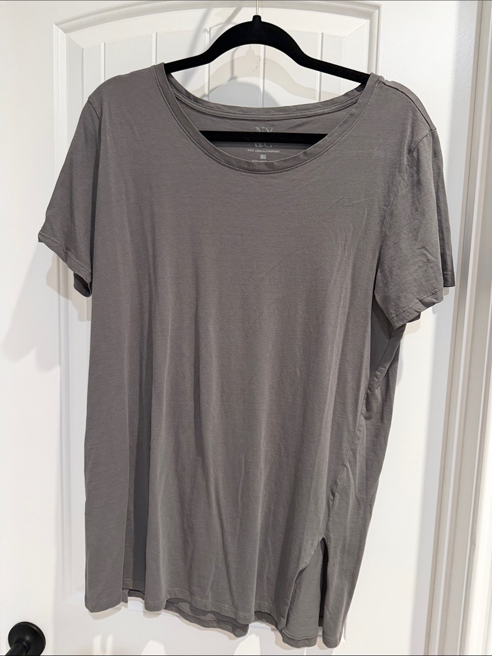 New York & Company Gray Short-Sleeve Crewneck Tunic Tee